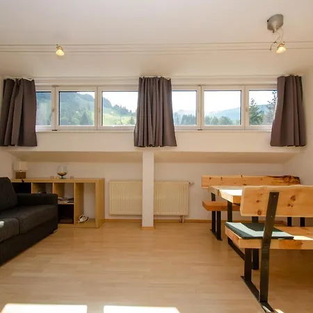 Cityxpress 18 - Near Lift And Town 젤암제